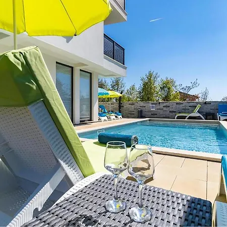 Cozy In With Swimming Pool Apartamento