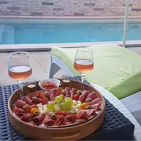 Cozy In With Swimming Pool Apartment
